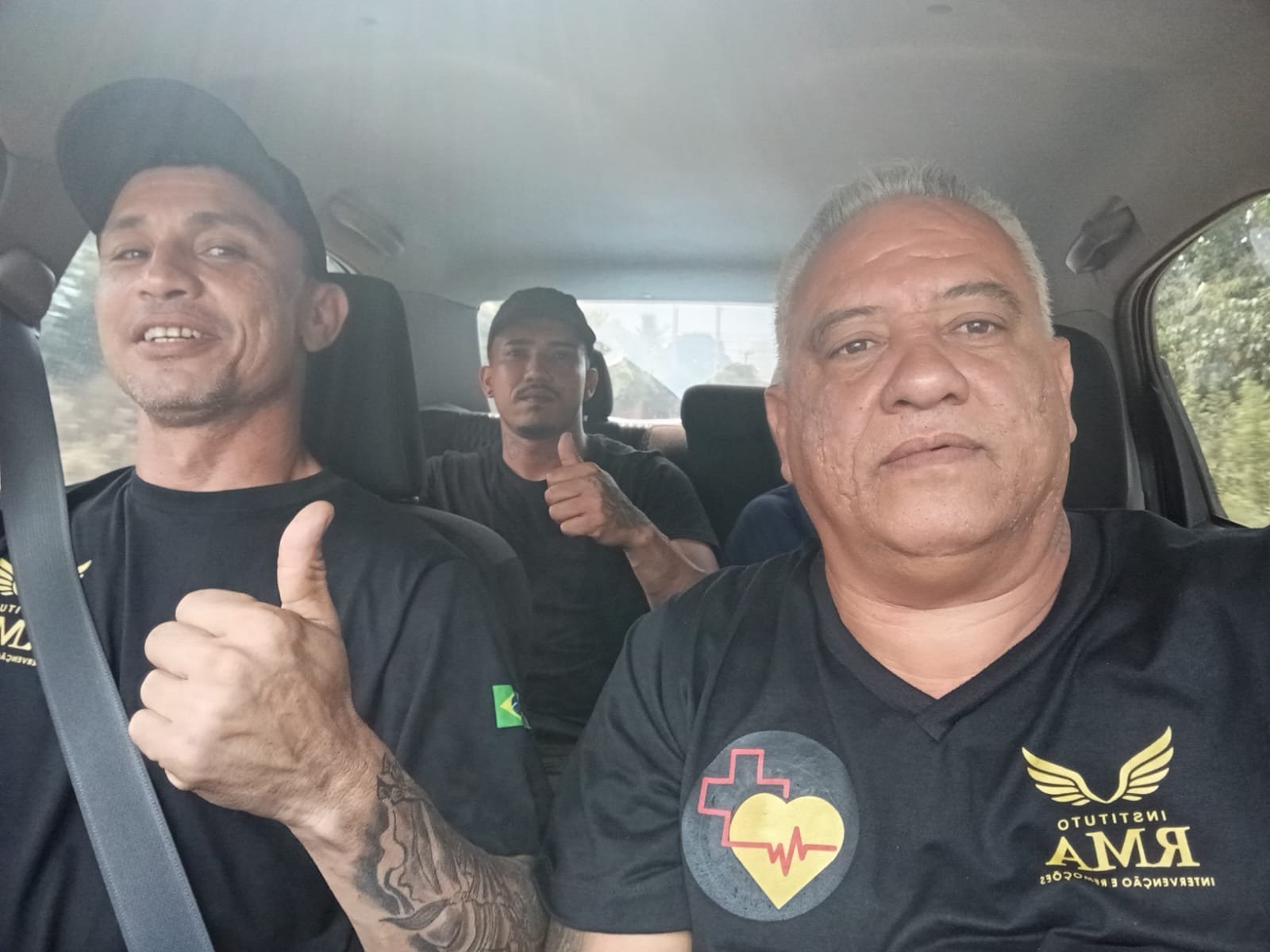 Foto da Equipe do Instituto RMA, mostrando os profissionais uniformizados durante um atendimento.